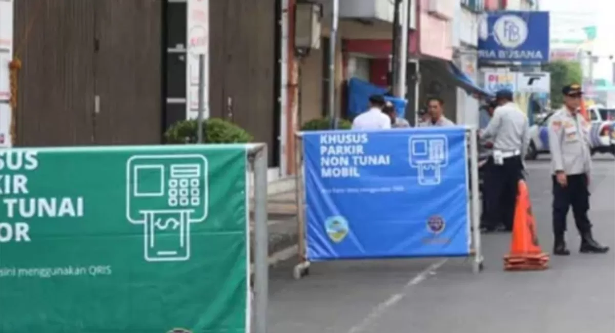 Pemerintah Kota Tasikmalaya membuka ruang parkir dengan pembayaran non tunai dibeberapa titik di kawasan Jalan HZ. Mustofa Kota Tasikmalaya. (Dok. AMS)