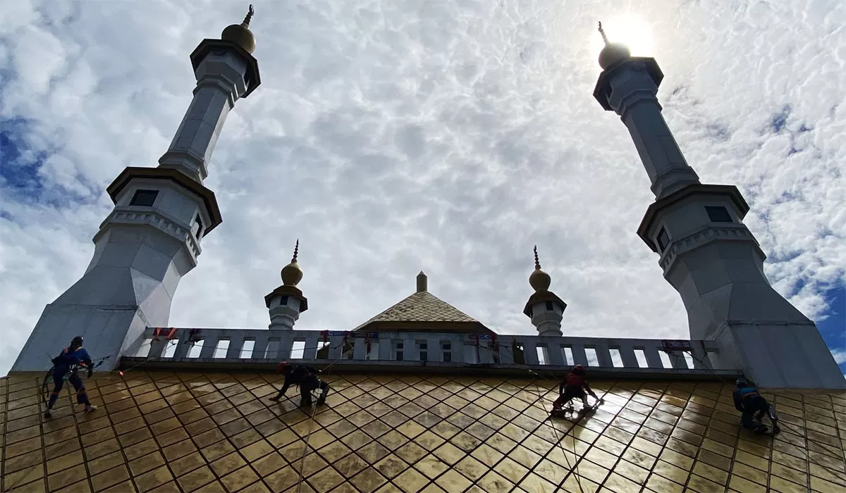 Sejumlah relawan&nbsp;Clean Up Masjid Agung beraksi dengan sistem keselamatan kerja yang memadai saat membersihkan bagian atap Masjid Agung Kota Tasikmalaya, Minggu (12/4/2026). (Dok. AMS)