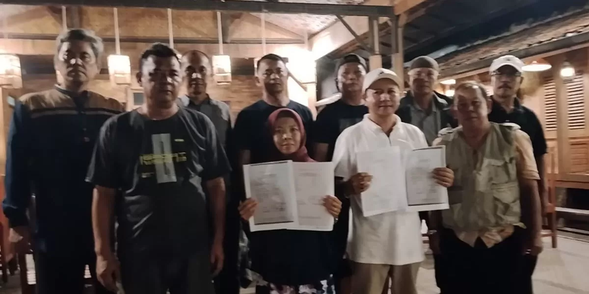 Sejumlah PAC menunjukkan SK DPW PPP Jabar No. 015/SK/DPW/K/III/2026 tanggal 9 Maret 2026. Dokumen ini resmi menetapkan pergantian kepengurusan di dua wilayah PAC. (Dok. AMS)
