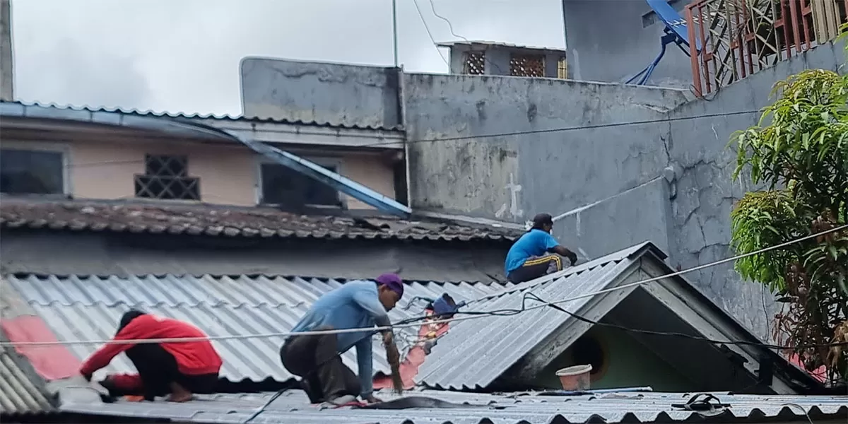 Keren! Program Ganti Atap Rumah Wartawan di Depok tawarkan hunian nyaman. Pakai atap Alduro, rumah terasa lebih adem dan senyap dari bising hujan. (Dok. Promedia)