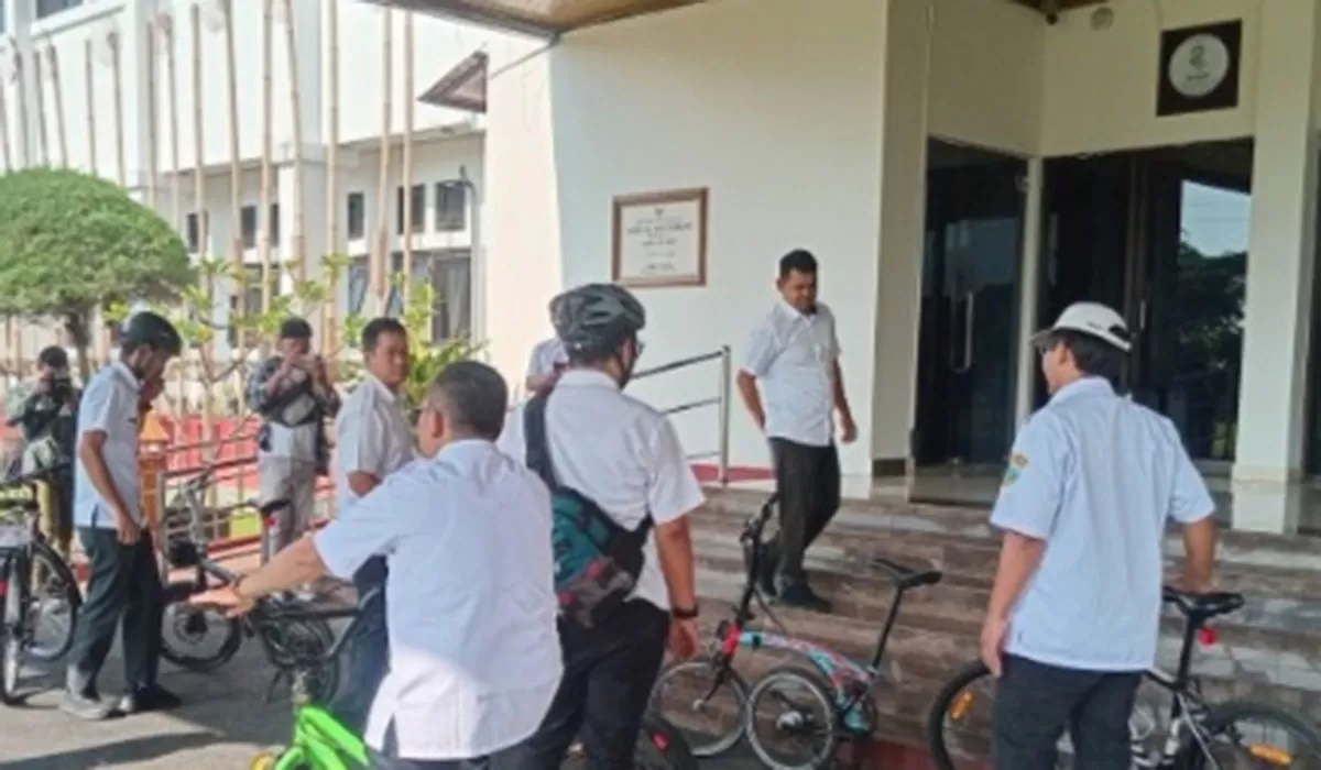 Sejumlah aparatur sipil negara (ASN)&nbsp;yang bertugas di lingkungan Setda Pemkot Tasikmalaya terlihat datang ke kantor menggunakan sepeda, sepeda listrik, Rabu (15/4/2026). (Dok. AMS)