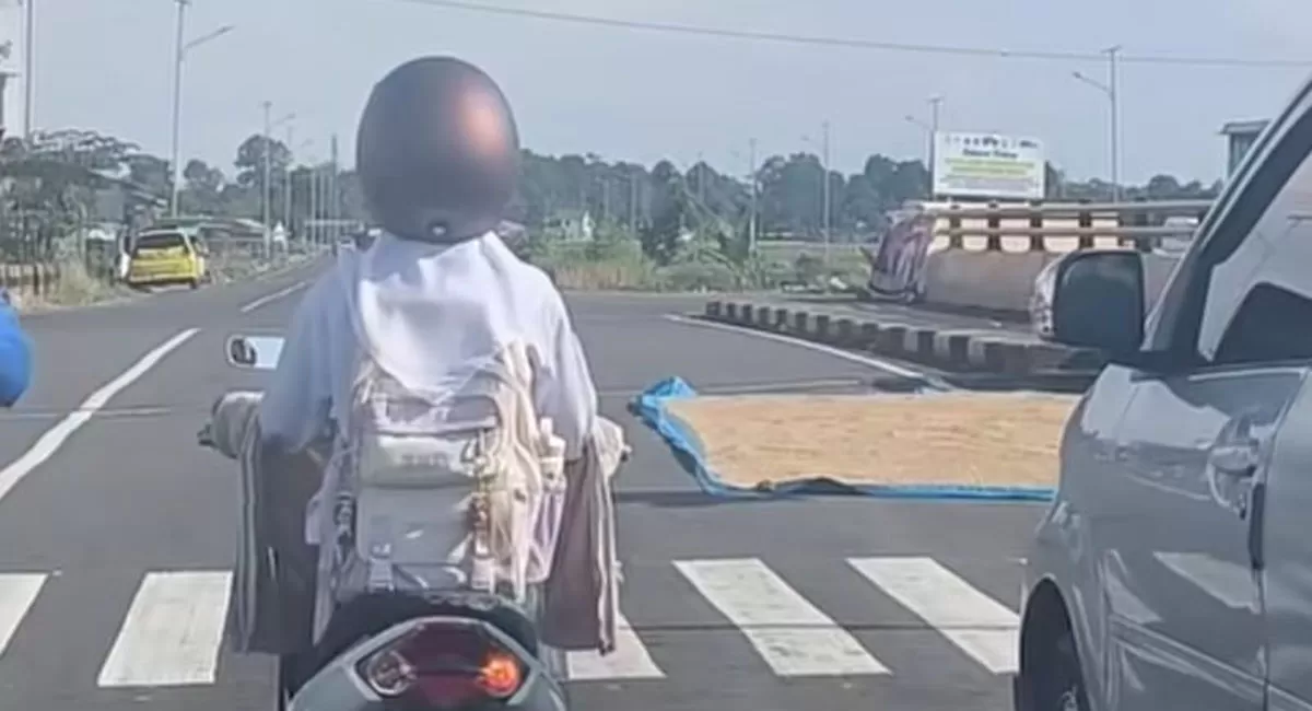 Viral! Aksi warga jemur gabah di Jalan Bypass Mamminasata Maros jadi sorotan. Fenomena jemur padi di jalan raya ini menuai perdebatan hangat warganet. (Instagram/@abdulgf.agc)