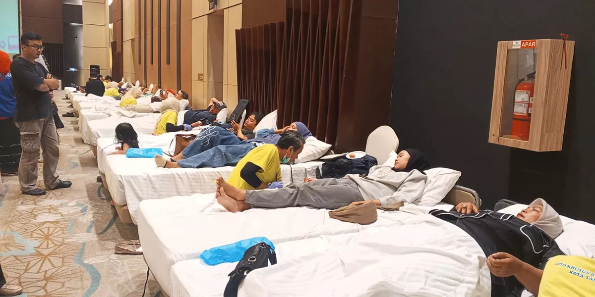 Sejumlah pendonor mengikuti kegiatan donor darah yang digelar Permatadora Tasikmalaya bertempat di Ballroom Hotel Santika Tasikmalaya, Rabu (15/4/2026). (Dok. AMS)