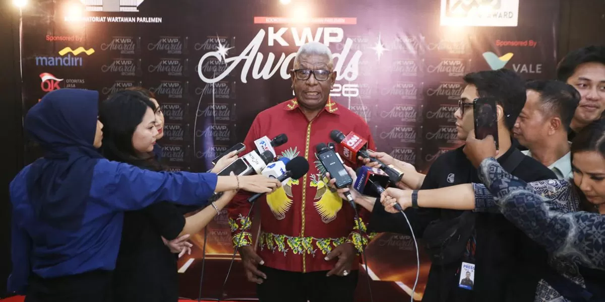 Bupati Mimika Johannes Rettob saat menerima trofi KWP Award 2026 di Jakarta. Bukti keberhasilan inovasi daerah di wilayah Indonesia Timur. (Dok. Promedia)