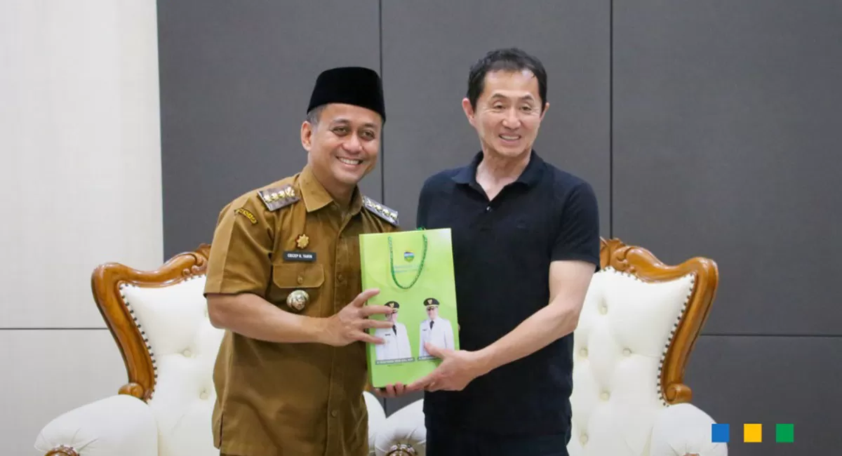 Bupati Tasikmalaya Cecep Nurul Yakin saat menjajaki kerja sama pengolahan lobster dengan tim Jepang di Pendopo Baru, Singaparna, Senin (13/04/2026). (Dok. Dishubkominfo)