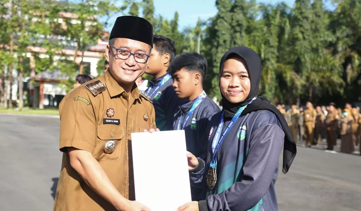 Bupati Tasikmalaya Cecep Nurul Yakin pimpin apel pagi dan serahkan bonus atlet pelajar. Kinerja ekonomi dan IPM Kabupaten Tasikmalaya tercatat naik. (Dok. Dishubkominfo)
