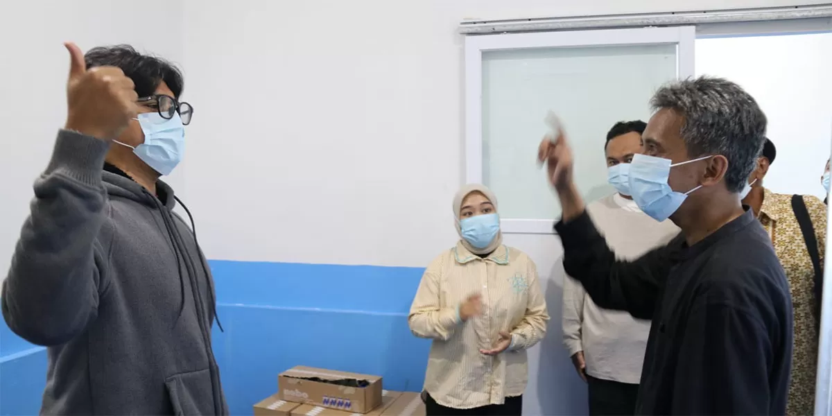 Kadiskominfo Garut Agus Kurniawan meninjau Program Makan Bergizi Gratis (MBG) di SPPG Sukajaya untuk pastikan kualitas bahan lokal dan layanan. (Dok. Diskominfo Garut)