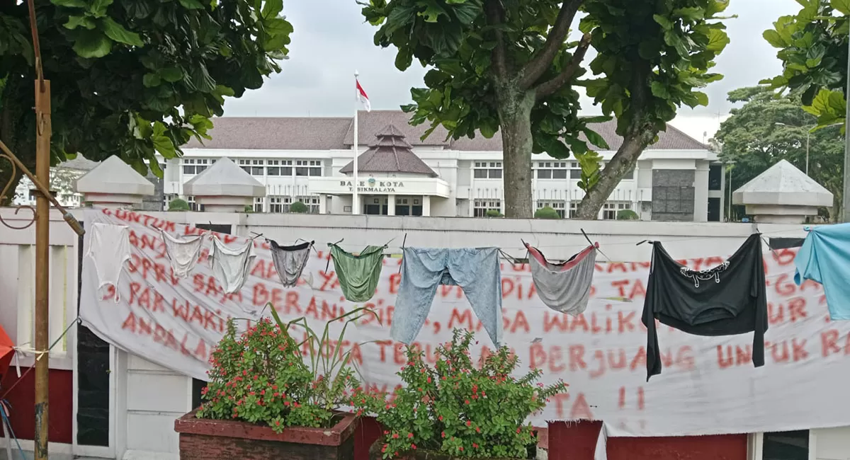Pemandangan miris di depan Gedung Balekota Tasikmalaya. Spanduk sindiran dan pajangan celana dalam bekas jadi simbol kekecewaan warga pada Wali Kota Viman. (Dok. AMS)