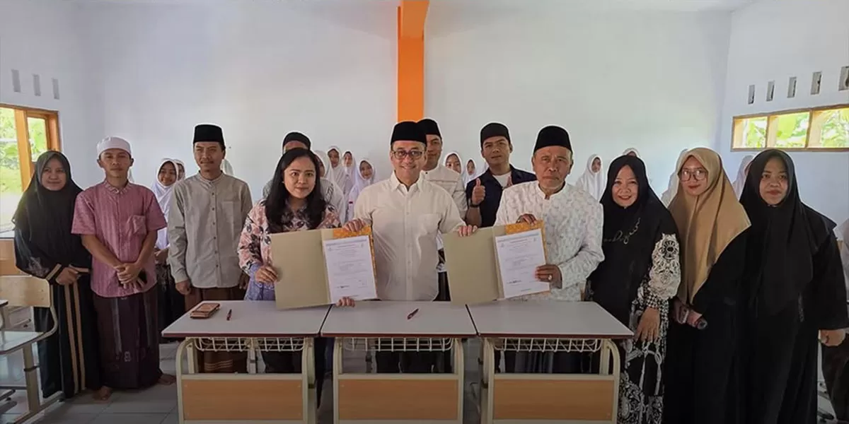 Bupati Tasikmalaya Cecep Nurul Yakin menyaksikan penyerahan bantuan meubelair bagi Pesantren Assalafiyyatul Huda, Sukahurip, Sukaratu, Kabupaten Tasikmalaya, pada Jumat, 17 April 2026. (Dok. Prokopim Kabupaten Tasikmalaya)