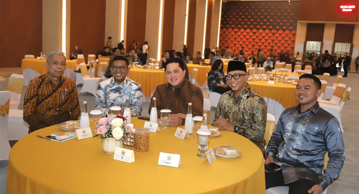 Gubernur Lampung Rahmat Mirzani Djausal (kiri) terima KWP Awards 2026 atas keberhasilan program Desaku Maju dalam memajukan sektor agrikultur. (Dok. Promedia)