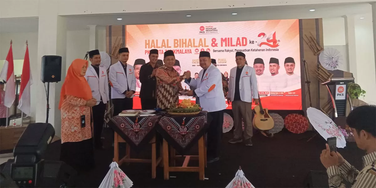 Agus Sugiarto pimpin penguatan militansi kader PKS Kota Tasikmalaya&nbsp;dalam kegiatan Halal Bihalal sekaligus Milad PKS ke-24 di Ibadurahman Hall Center, Leuwidahu, pada Minggu (19/4/2026). (Dok. AMS)