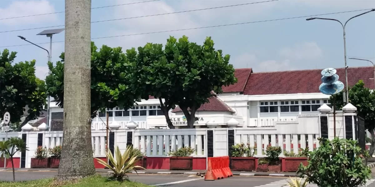 Pagar Gedung Balekota Tasikmalaya Jalan Letnan Harun Kota Tasikmalaya kembali terlihat bersih dari spanduk, tenda dan sejumlah fasilitas aksi lainnya, Senin (20/4/2026). (Dok. AMS)