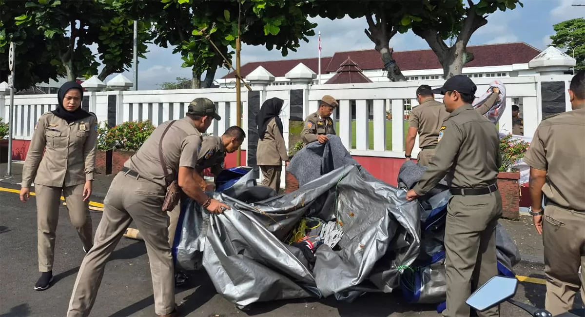 Satuan Polisi Pamong Praja (Satpol PP) Kota Tasikmalaya menertibkan &ldquo;Tenda Perjuangan&rdquo; yang berdiri di depan BaleKota, Senin (20/4/2026) (Dok. AMS)