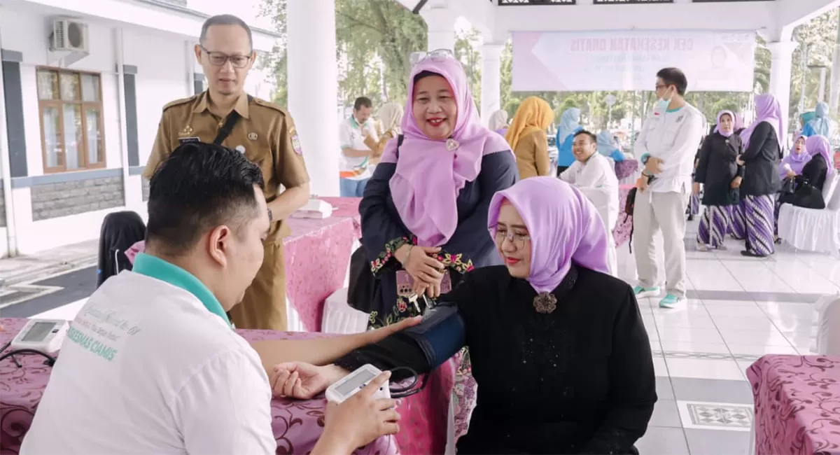 Ketua TP PKK Kabupaten Ciamis, Hj. Kania Ernawati Herdiat beserta sejumlah kader TP PKK mengikuti Cek Kesehatan Gratis (CKG) di Aula Gedung PKK, Selasa (21/4/2026). (Dok. PKK Ciamis)