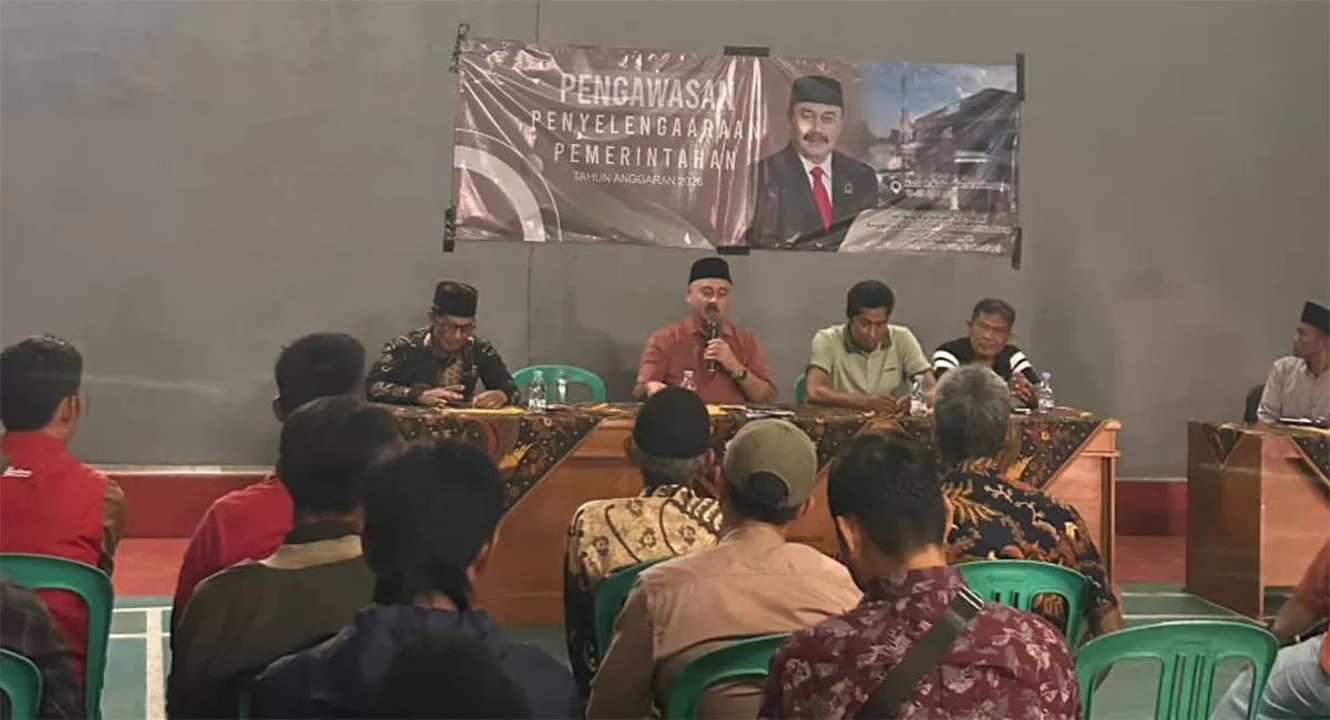 Anggota DPRD Jabar H. Arip Rachman menyerap aspirasi warga di Desa Cibungur di Desa Cibungur, Kecamatan Parungponteng, Minggu (19/4/2026). (Dok. DFK)