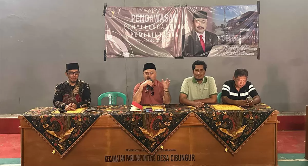 Anggota DPRD Provinsi Jawa Barat Arip Rachman saat kegiatan pengawasan penyelenggaraan pemerintahan di Desa Cibungur, Kecamatan Parungponteng, Kabupaten Tasikmalaya, Minggu 19 April 2026. (Dok. DFK)