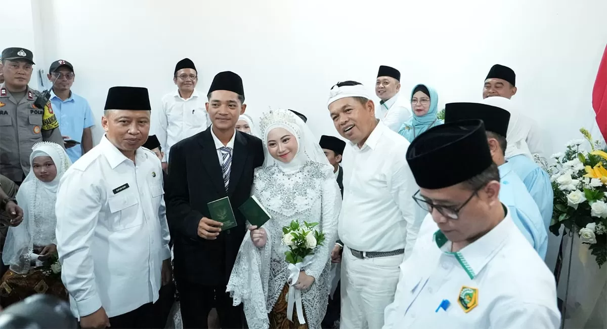 Momen haru nikah massal di KUA Bojongsari disaksikan KDM. Pengantin baru dapat tabungan DP rumah hingga hadiah menginap di hotel dari Gubernur Jabar. (Dok. Kominfo Jabar)