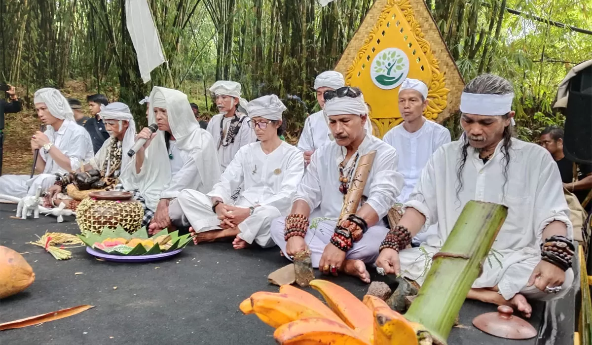 Prosesi kegiatan Ngarumat Hulu Cai bertempat di Gedong Cai Cibunigeulis Gunung Kokosan Kecamatan Bungursari Kota Tasikmalaya, Rabu (22/4/2026).&nbsp; (Dok. AMS)
