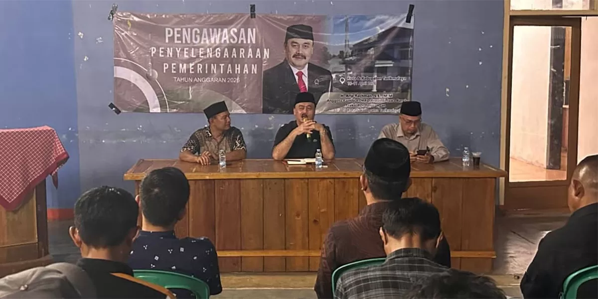 Anggota DPRD Provinsi Jawa Barat, Arip Rachman pada kegiatan pengawasan penyelenggaraan pemerintahan yang dilaksanakan di Aula Gor Desa Cikukulu, Kecamatan Karangnunggal, Kabupaten Tasikmalaya, Sabtu, 11 April 2026. (Dok. DFK)
