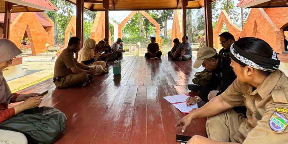 Pemkab Ciamis melalui Disbudpora tinjau DED rehabilitasi Situs Karangkamulyan untuk kembangkan wisata sejarah Kabupaten Ciamis. (Dok. Disbudpora Ciamis)