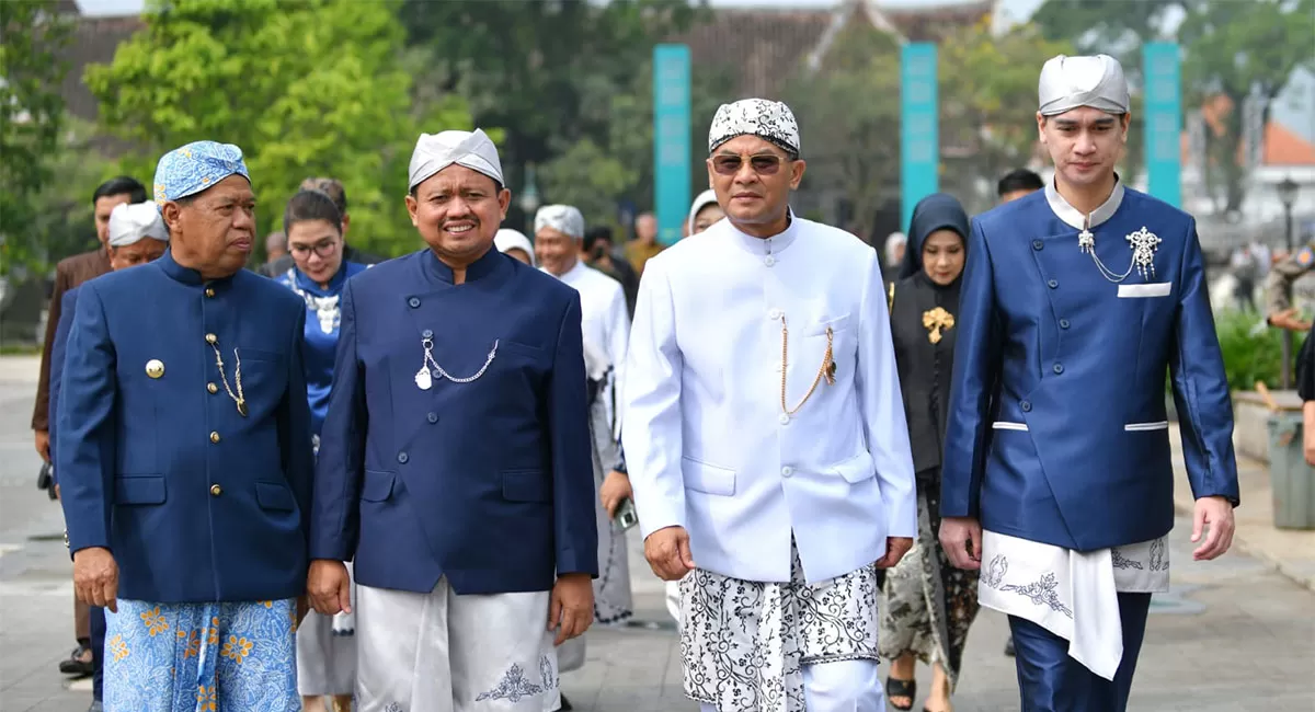 Simak pesan Wagub Jabar mengenai empat aspek keamanan ASN dan peluncuran gerakan Rabu Ngangkot pada peringatan Hari Jadi ke-448 Kabupaten Sumedang. (Dok. Humas Jabar)