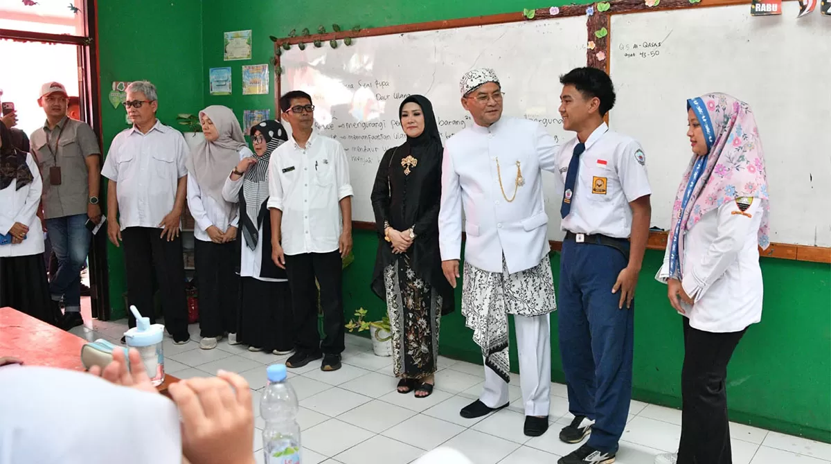 Kabar baik! Jaminan Erwan Setiawan bagi Ihsan siswa putus sekolah di Sumedang hadir usai videonya berpamitan dengan teman sekelas viral di medsos. (Dok. Kominfo Jabar)