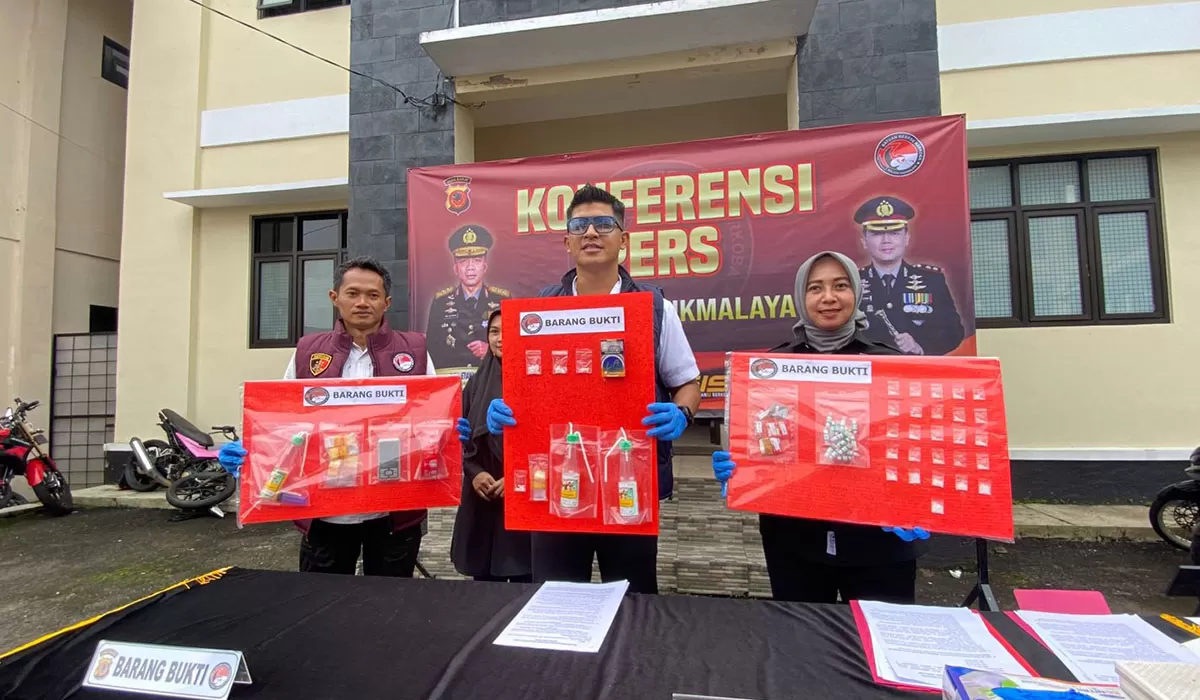 Plt Kasat Narkoba Polres Tasikmalaya, IPDA M. Akbar Angga Pranadita, memberikan keterangan terkait pengungkapan kasus dugaan bisnis sabu yang dilakukan pasangan suami istri asal Kabupaten Tasikmalaya. (Dok. DFK)