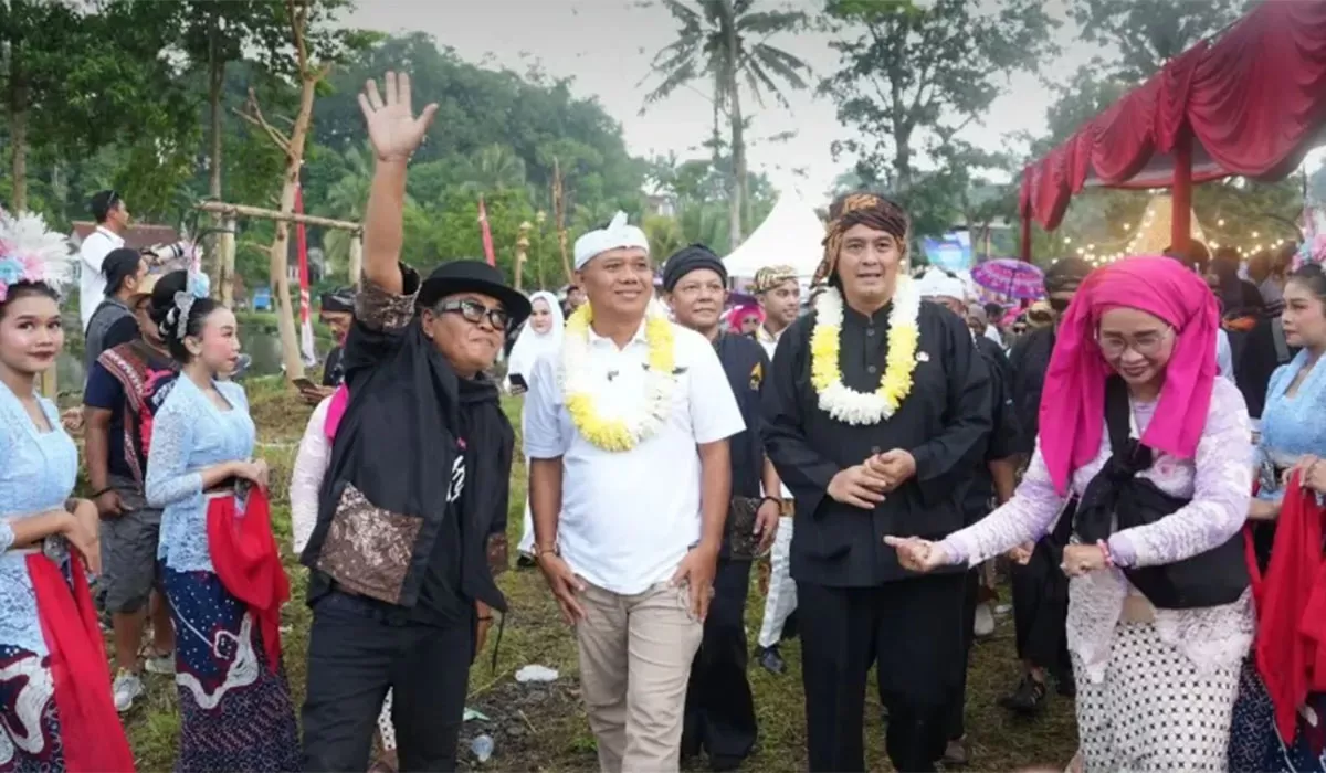 Wakil Bupati Tasikmalaya H. Asep Sopari Al Ayubi dan Wakil Wali Kota Tasikmalaya Rd Diky Chandra Negara saat menghadiri gerakan Ngarumat Hulu Cai di Gedong Cai Gunung Kokosan, Rabu (22/4/2026). (Dok. AMS)
