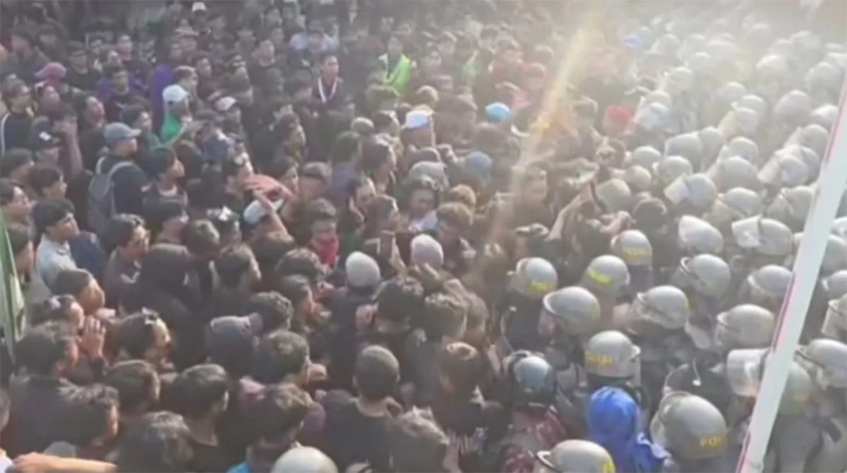 Momen viral massa bergerak mundur sebelum terjadi aksi dorong dengan aparat saat demo di depan Kantor Gubernur Kaltim, 21 April 2026.   (Instagram/narasikaltim)