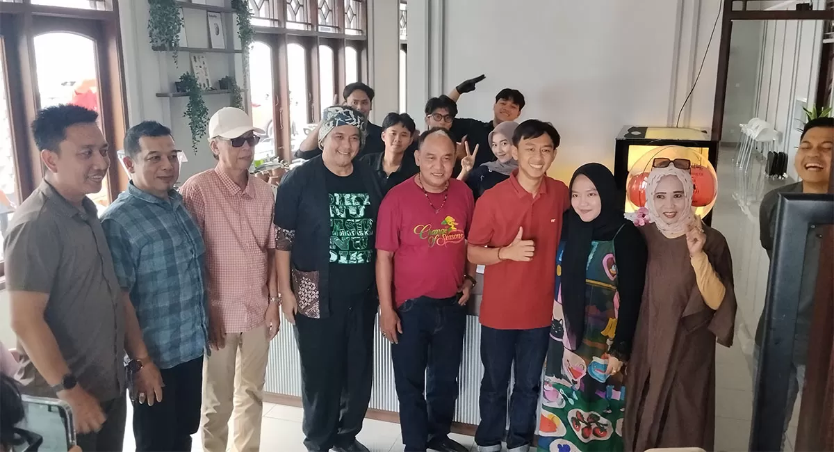 Wakil Wali Kota Tasikmalaya, Rd Diky Chandra Negara dan tamu undangan lainnya difoto bersama usai pembukaan Kopi Biji, Sabtu (25/4/2026). (Dok. AMS)