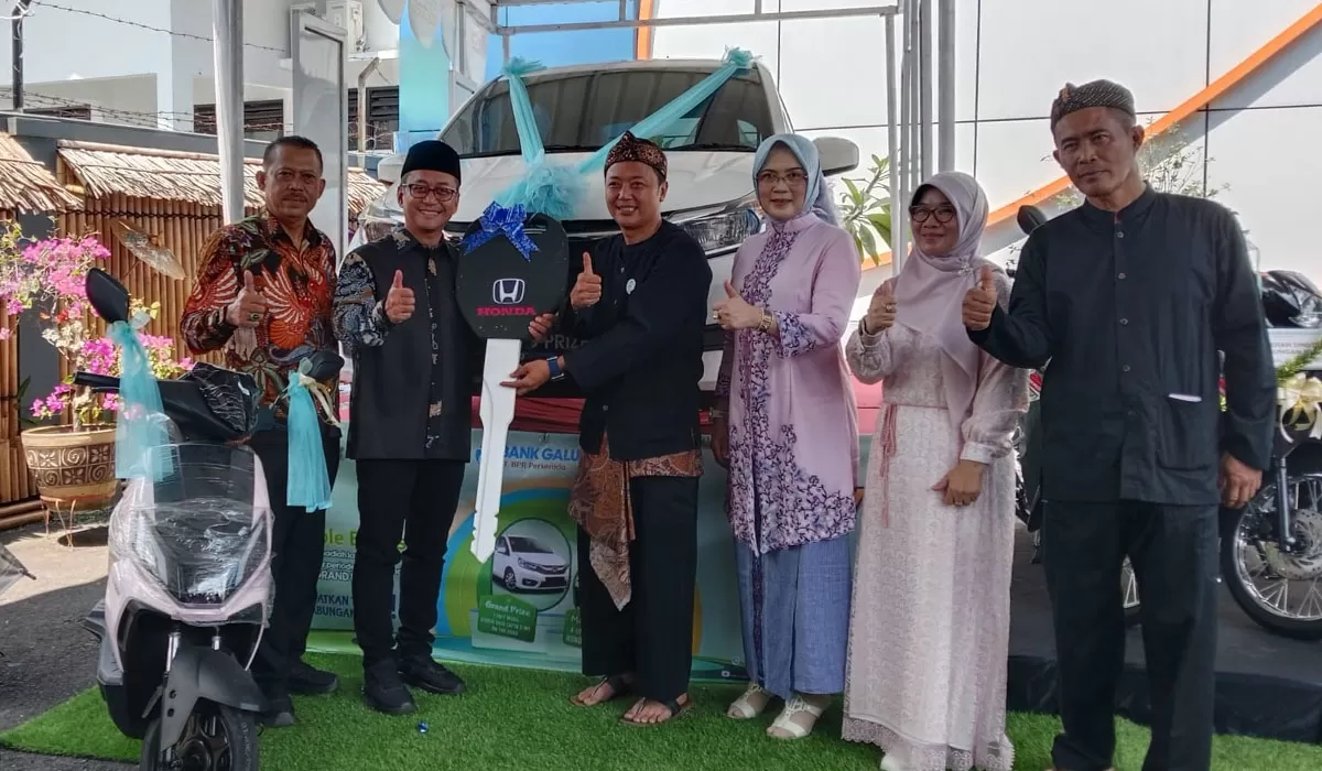 Bupati Tasikmalaya Cecep Nurul Yaqin didampingi Direktur Utama Bank Arta Galunggung Dedeh Misriati secara simbolis menyerahkan hadiah utama pengundian Gebyar Tabungan Sigma tahun 2026 di Jalan Siliwangi Kota Tasikmalaya, Minggu (26/4/2026). (Dok. AMS)