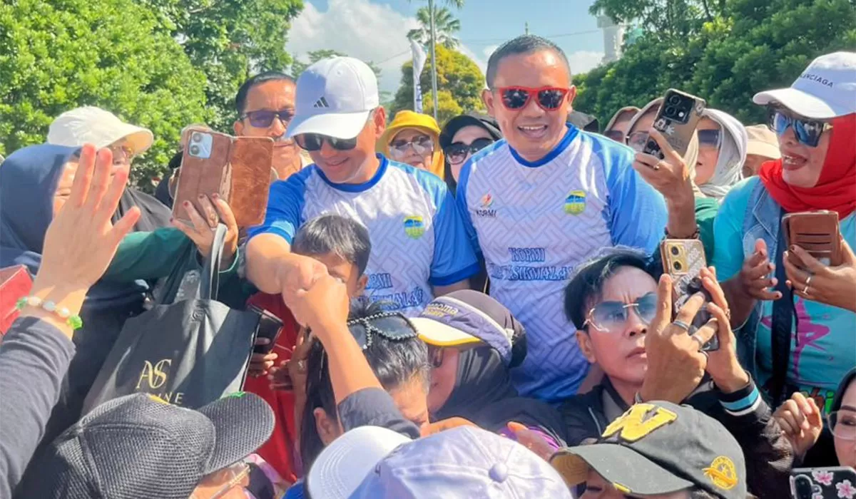 Bupati Tasikmalaya H.Cecep Nurul Yakin didampingi Ketua Kormi H. Cecep Nuryakin diburu ribuan peserta berebut foto selfie. (Dok. DFK)