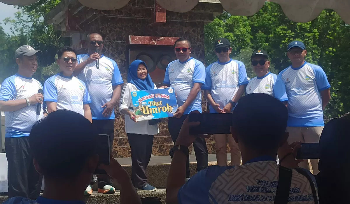 Penyerahan hadiah utama berupa tiket umroh kepada peserta senam massal pada pembukaan Formaskab Kabupaten Tasikmalaya di Lapangan Gedung Bupati, Minggu (26/4/2026). (Dok. DFK)