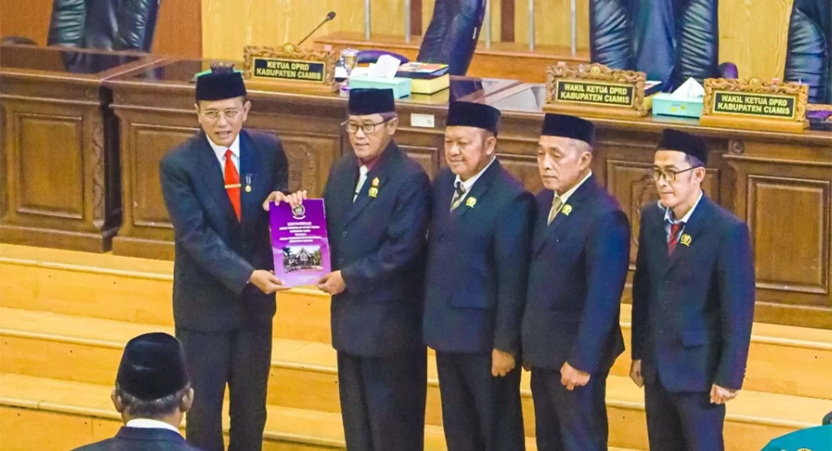 Rapat Paripurna DPRD Ciamis serahkan rekomendasi LKPJ 2025. Bupati komitmen perbaiki kinerja pemerintahan dan tingkatkan kualitas pelayanan publik. (Dok. Prokopim)