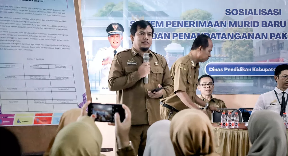 Kepala Disdik Ciamis Erwan Darmawan memberikan arahan dalam sosialisasi SPMB 2026 di Aula SMPN 1 Ciamis, Senin (27/4/2026). (Dok. Kominfo Ciamis)