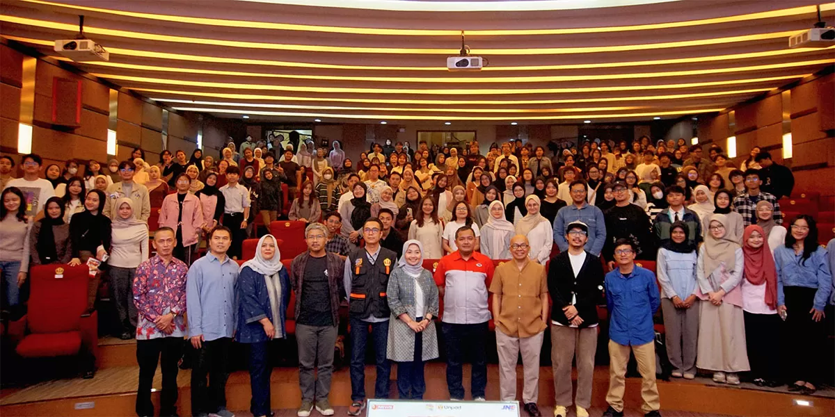 Potret kebersamaan narasumber dan mahasiswa UNPAD usai Creative Workshop di Bandung, Kamis (19/4). Acara ini strategis untuk genjot kualitas karya kreatif di JNE Content Competition 2026. (Dok. JNE)