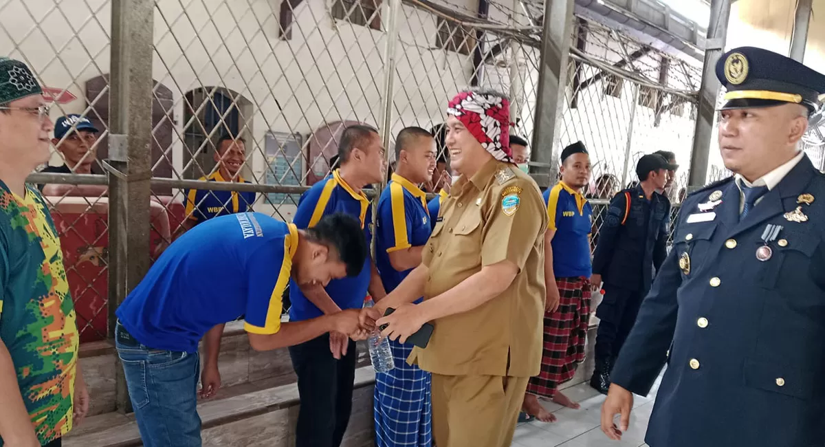 Wakil Wali Kota Tasikmalaya Rd. Diky Candra Negara bersama PLH Kalapas Kelas II B Tasikmalaya Yadi Suryaman menyapa sejumlah warga binaan usai seremoni Hari Bakti Pemasyarakatan di Jalan Otto Iskandardinata, Senin (27/4/2026). (Dok. AMS)