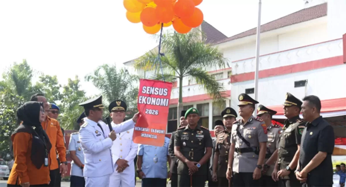 Prosesi pelepasan balon oleh Bupati Tasikmalaya bersama unsur Forkopimda sebagai simbolis dimulainya Sensus Ekonomi 2026, di halaman Setda, Senin (27/4/2026). (Dok. Kominfo)