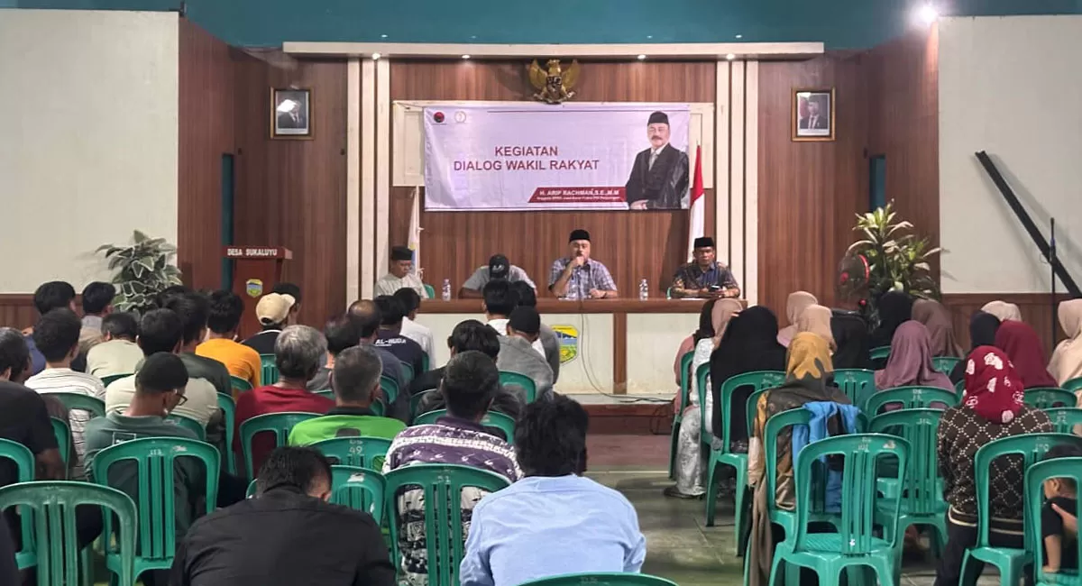Anggota DPRD Jawa Barat, Arip Rachman, menggelar dialog langsung dengan masyarakat Desa Sukaluyu, Kecamatan Mangunreja di GOR desa, Kamis (17/4/2026). (Dok. DFK)