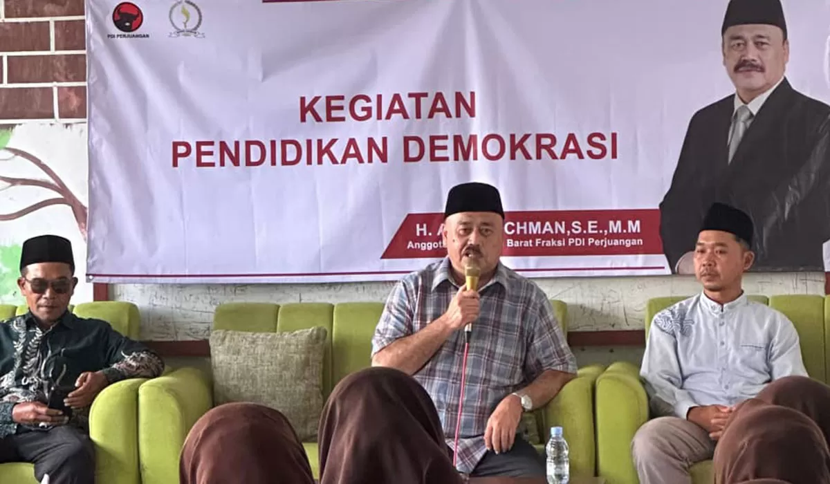 Anggota DPRD Jawa Barat Arip Rachman, menggelar pendidikan demokrasi bertempat di Aula SMKS Al Muawanah Gunungpayung, Kecamatan Tanjungjaya, Kabupaten Tasikmalaya, Jumat (17/4/2026). (Dok. DFK)