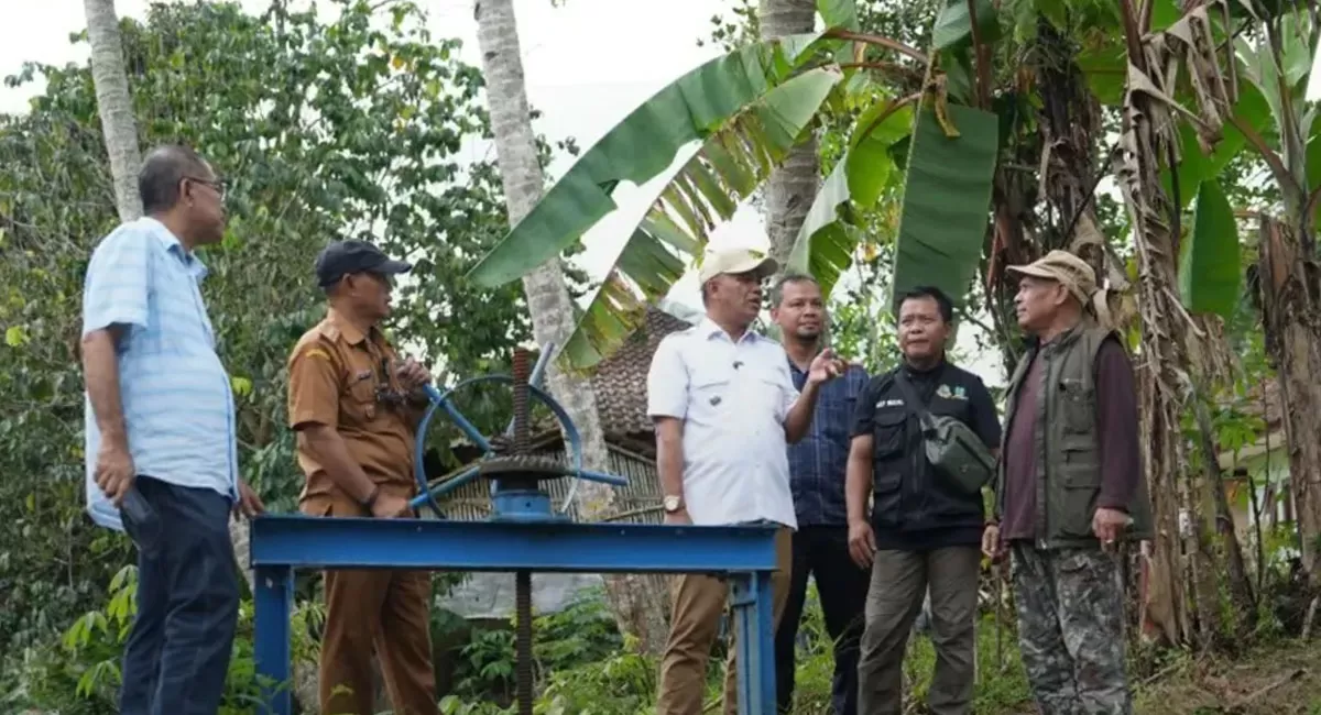 Wakil Bupati Tasikmalaya Asep Sopari Al Ayubi (berbaju putih) cek Saluran Irigasi Ciremajaya guna pastikan distribusi air segera sampai ke sawah petani Tanjungjaya,&nbsp;Selasa, 28 April 2026. (Dok. Prokopim)