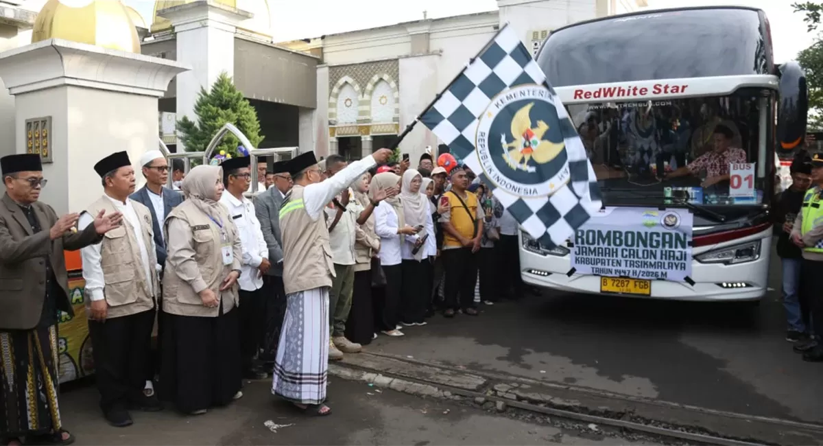 Bupati Tasikmalaya H.Cecep Nurul Yakin didampingi Kepala Kementerian Haji dan Umrah Kabupaten Tasikmalaya, Hj. Iin Ufairoh melepas jemaah calon haji kloter 11 KJT,&nbsp;Rabu (29/4/2026). (Dok. Dishubkominfo)