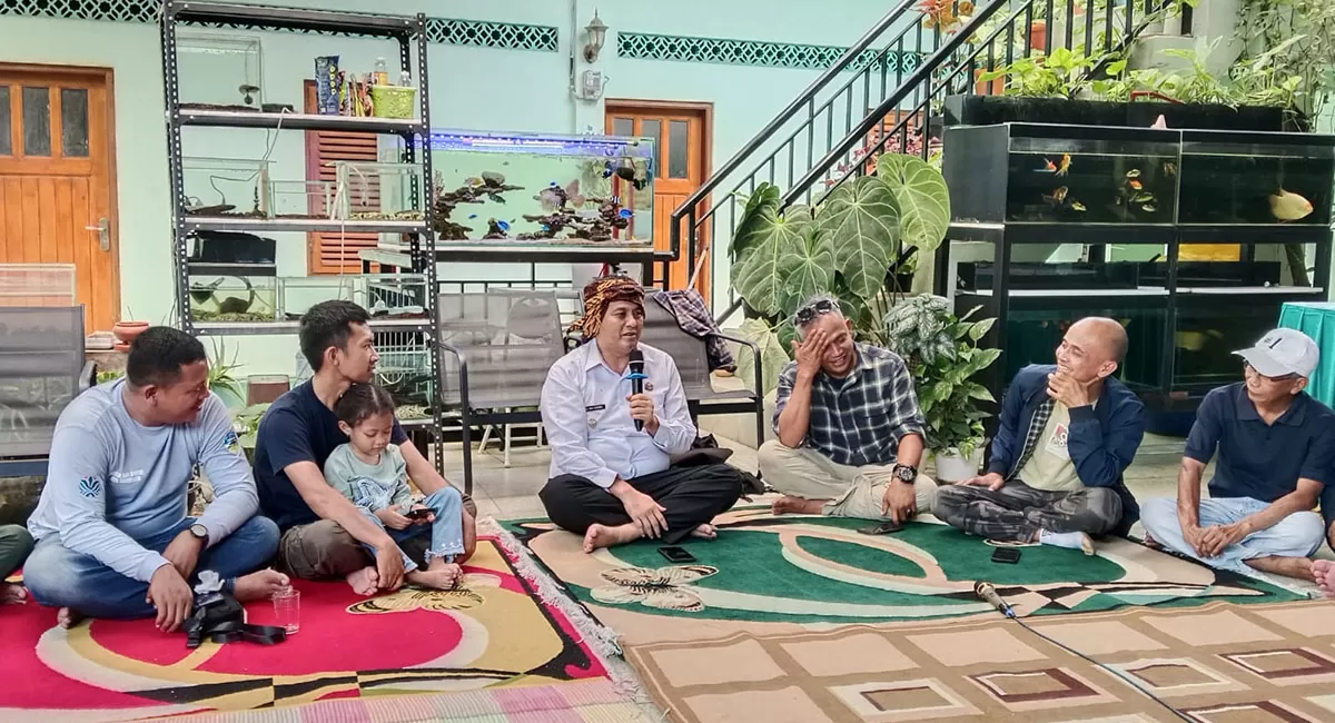Wakil Walikota Tasikmalaya, Diki Candra, berbincang santai dengan para pegiat sampah dalam acara Silaturahmi Bank Sampah se-Kota Tasikmalaya di Pondok Hijau, Tamansari, Rabu (29/4/2026). (Dok. AMS)