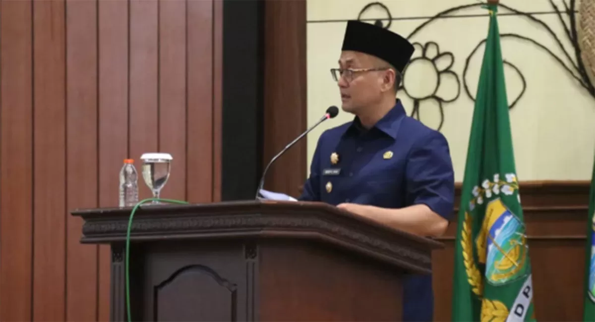 Bupati Tasikmalaya, Cecep Nurul Yakin, saat memberikan paparan dalam sidang di Gedung DPRD terkait kebijakan strategis pemerataan layanan kesehatan di wilayah utara dan selatan, Kamis (30/4/2026). (Dok. Prokopim)