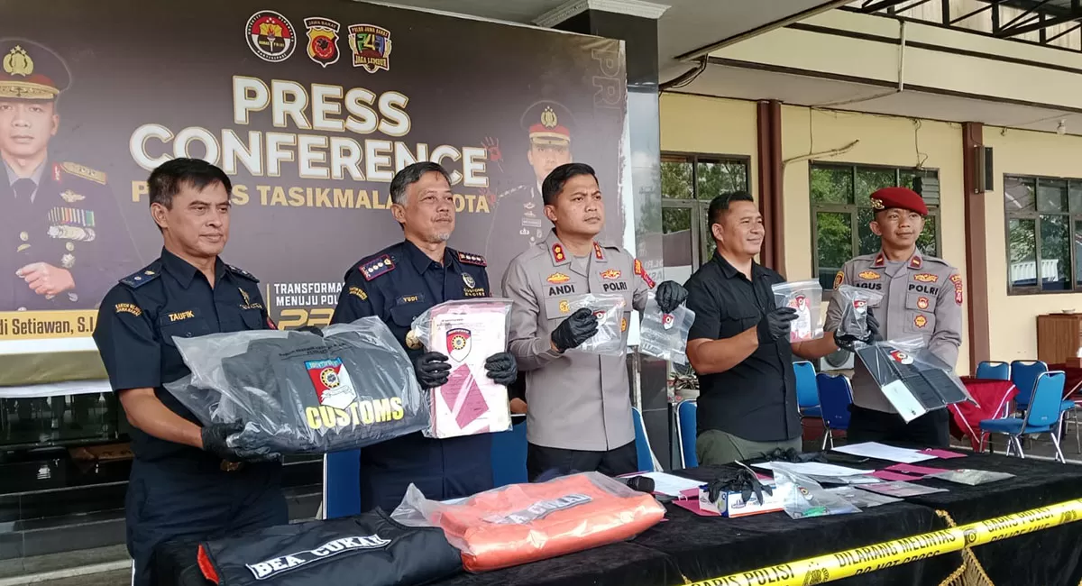 Polres Tasikmalaya Kota bekuk komplotan penipuan bermodus petugas Bea Cukai. Pelaku sasar penjual rokok ilegal&nbsp;dan lakukan pemerasan Rp60 juta. (Dok. AMS)