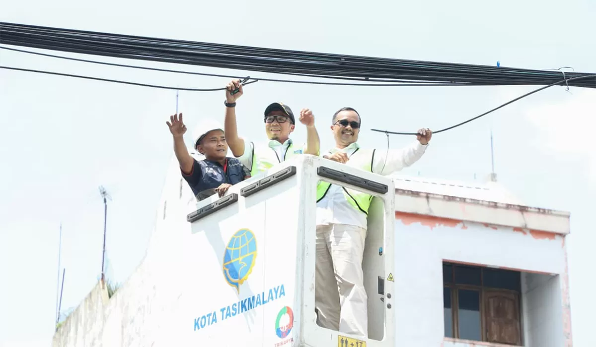Wali Kota Tasikmalaya Viman Alfarizi Ramadhan bersama Ketua Komisi III DPRD Kota Tasikmalaya Anang Safa'at melakukan pemutusan kabel jaringan sebagai langkah awal kerja sama dengan Apjatel berlokasi di Jalan HZ Mustofa, Rabu (29/4/2026). (Dok. AMS)
