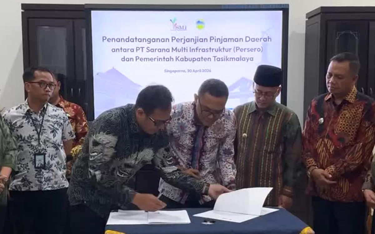 Bupati Tasikmalaya, H. Cecep Nurul Yakin saat penandatanganan akad pinjaman di Pendopo Kabupaten Tasikmalaya, Kamis (30/4/2026), disaksikan Wakil Bupati, Sekretaris Daerah, serta Ketua DPRD. (Dok. Prokopim)