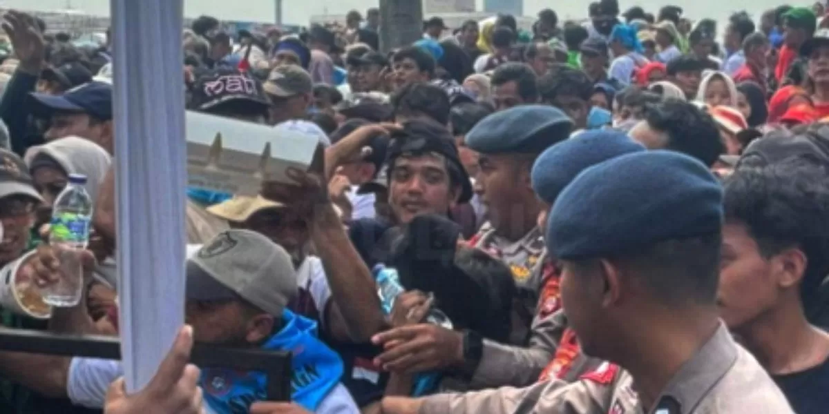 Menyoroti penuturan polisi usai aksi demo buruh di Gedung DPR RI, Jakarta, pada Jumat, 1 Mei 2026.&nbsp;  (Instagram.com/@divisihumaspolri)