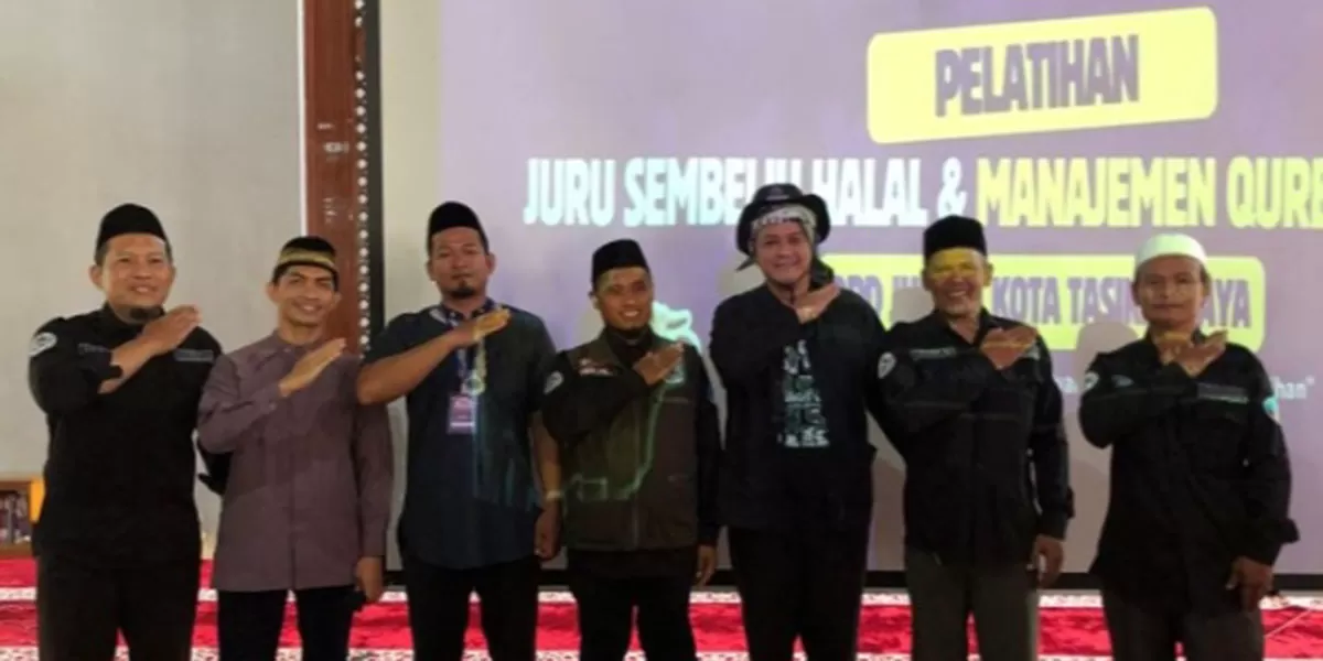 Sejumlah juru sembelih hewan kurban mengikuti kegiatan pelatihan penyembelihan hewan kurban, dan manajemen qurban di Masjid Al Muhajirin Unsil, Kota Tasikmalaya, Sabtu (02/05/2026). (Dok. AMS)
