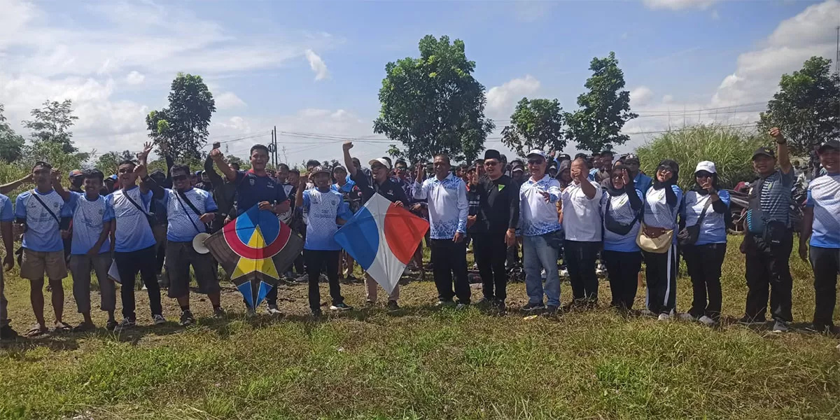 Ketua bersama jajaran pengurus Kormi Kabupaten Tasikmalaya, berfoto bersama sejumlah pegiat layangan yang terhimpun dalam Pelangi. (Dok. DFK)